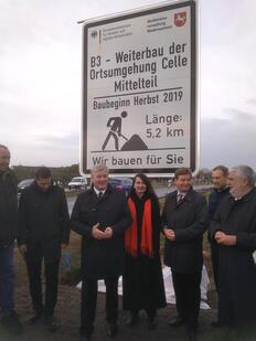 Mit dem symbolischen Enthüllen des Bauschildes wurde der Baubeginn der B 3 / Ortsumgehung Celle (Mittelteil) gefeiert