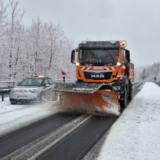 Winterdienst der Straßenmeisterei Seesen unterwegs auf der L 515 im Harz