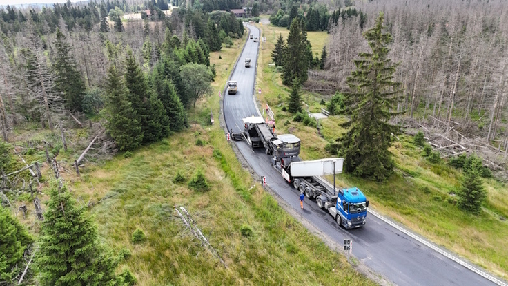 Auf der Bundesstraße 242 zwischen Dammhaus und Sonnenberg wird die neue Asphaltdecke bereits eingebaut