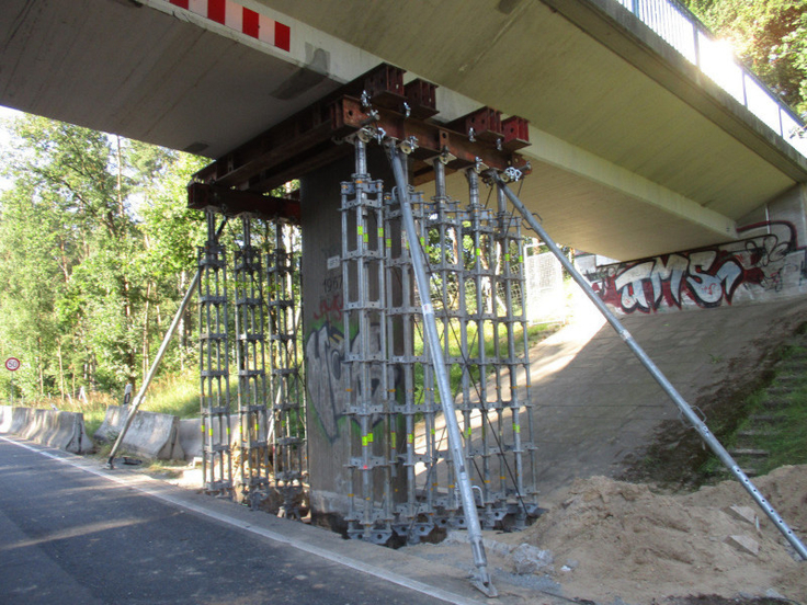 Hilfsunterstützung unterhalb der Brücke