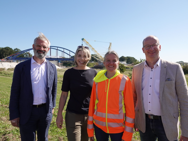 Die neue Emsbrücke an der Landestraße 52 in Rhede ist am Montag (12. August) erfolgreich über die Ems eingeschoben worden. In Rhede wird eines der größten Brücken.