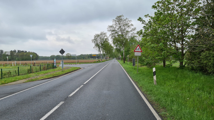 Westblick auf die Abzweigung Egenbostel. Hier soll rechts der neue Radweg entlangführen