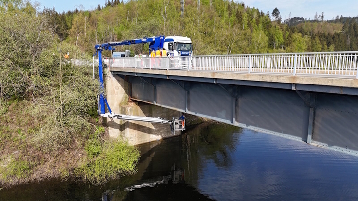 Gründlich wird der Bauwerkszustand handnah geprüft und dokumentiert