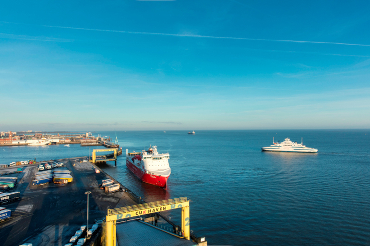 Schiffe passieren auf der Elbe den Seehafen Cuxhaven