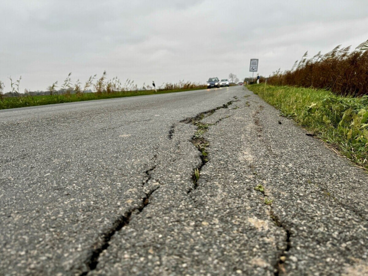 Die Risse gehören bald der Vergangenheit an: Ab Mitte November wird die L 4 im Bereich Schoonorth auf einer Länge von etwa fünf Kilometern erneuert