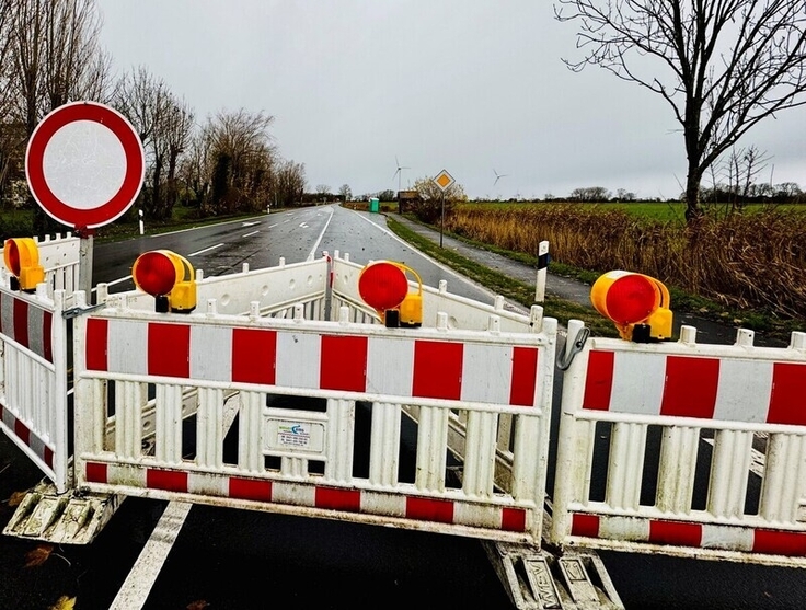 Die Absperrung ist aufgebaut: Bis Mitte Dezember wird die Fahrbahn der L 4 im Bereich Schoonorth saniert