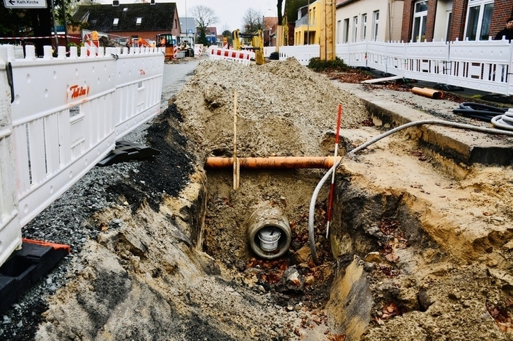 Neben Entsorgungsleitungen werden auch Versorgungsleitungen neu verlegt