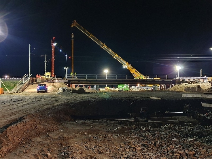 Die Bauaktivitäten rund um das Trogbauwerk erstrecken sich teils bis in die Nacht.