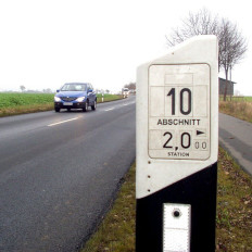 In den Leitpfosten integierte Stationierungstafel